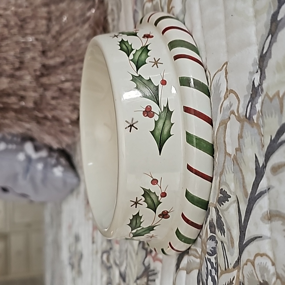 SOLD🌻Lenox Holiday Small Santa Paws Ivory and Berries Pet Bowl - Picture 2 of 4